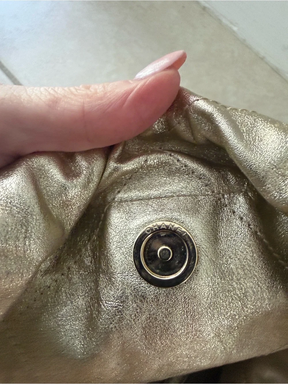 CHANEL 2022 🦄 Metallic Gold Quilted Drawstring Shoulder Bag with Chain